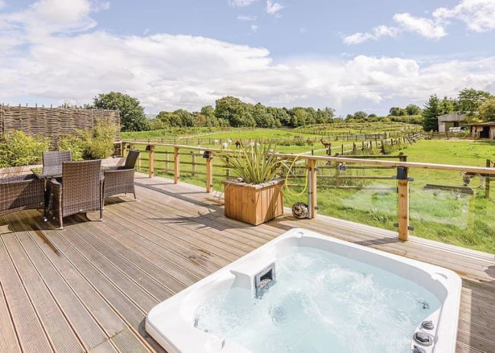 Romantic Cheshire lodge staycation w/private hot tub & ALPACAS!